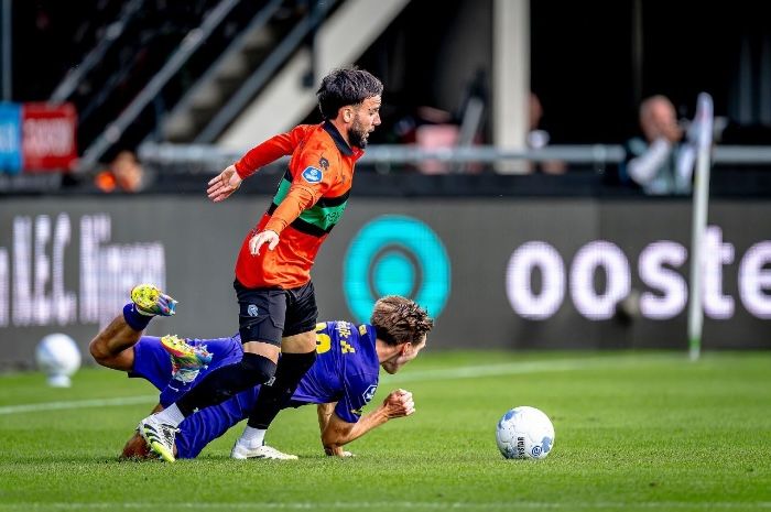 Cetak Assist dan Solid di Pertahanan, Calvin Verdonk Bawa Klubnya Menjadi Pemuncak Klasemen di Liga Belanda