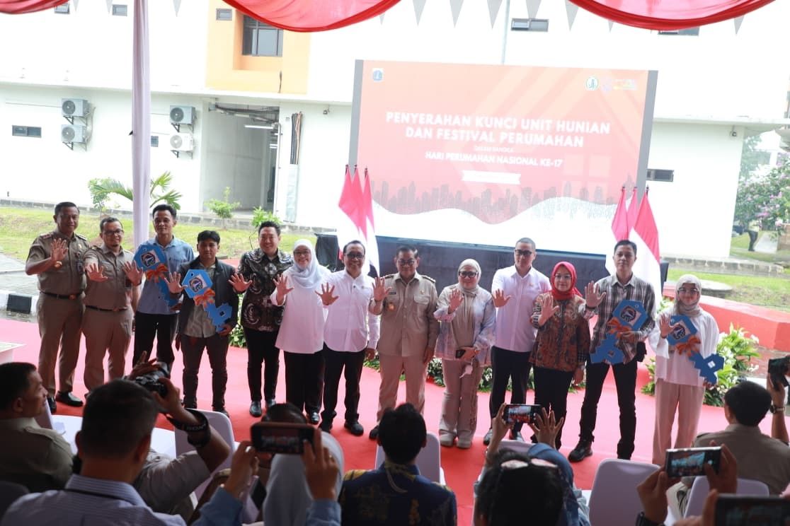 Kado HAPERNAS, Warga PIK Pulogadung Dapat Kunci Rusun Baru dari Pemprov DKI