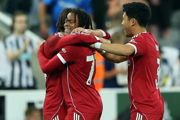 Arne Slot Puji Mentalitas Pemain Liverpool usai Menang Dramatis di Markas Newcastle