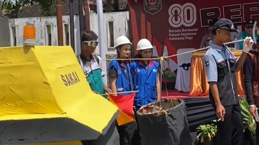 Peserta Karnaval di Trenggalek Unjuk Aksi Perbaiki Jalan Rusak di Depan Juri Langsung
