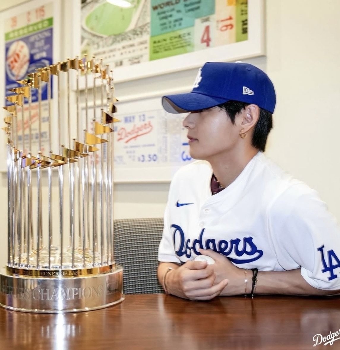 Taehyung BTS Bikin Stadium Dodgers Riuh, Nomor 7 Jadi Simbol Manis untuk ARMY