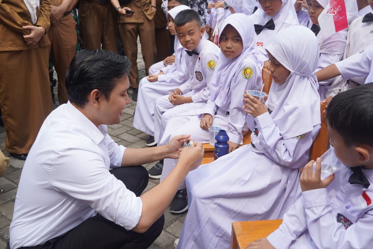 Anak Sehat dan Cerdas, Bupati Cianjur Bagikan Obat Cacing di Sekolah