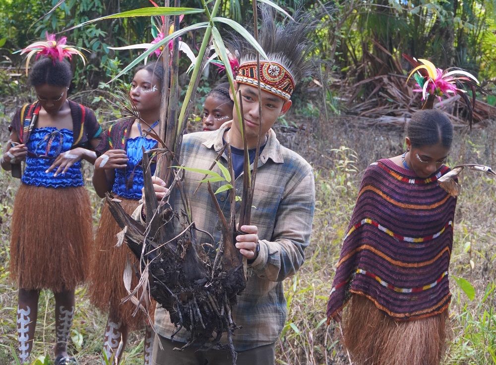 Selebgram Jerhemy Owen dan WWF Indonesia Rayakan Kemerdekaan dengan Gerakan Penanaman Pohon di Papua