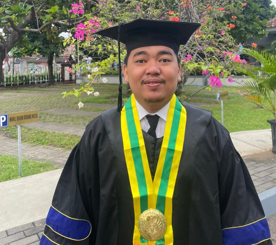Segudang Prestasi Anugrah Fadly Wisudawan UNY Periode Agustus 2025, Buktikan Autisme Bukan Penghalang Raih Gelar Magister