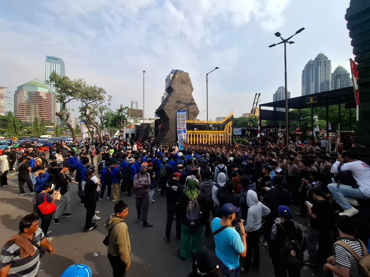 Sore Hari, Mahasiswa Hingga Ojol Baru Mulai Demo di Depan Markas Polda Metro Jaya