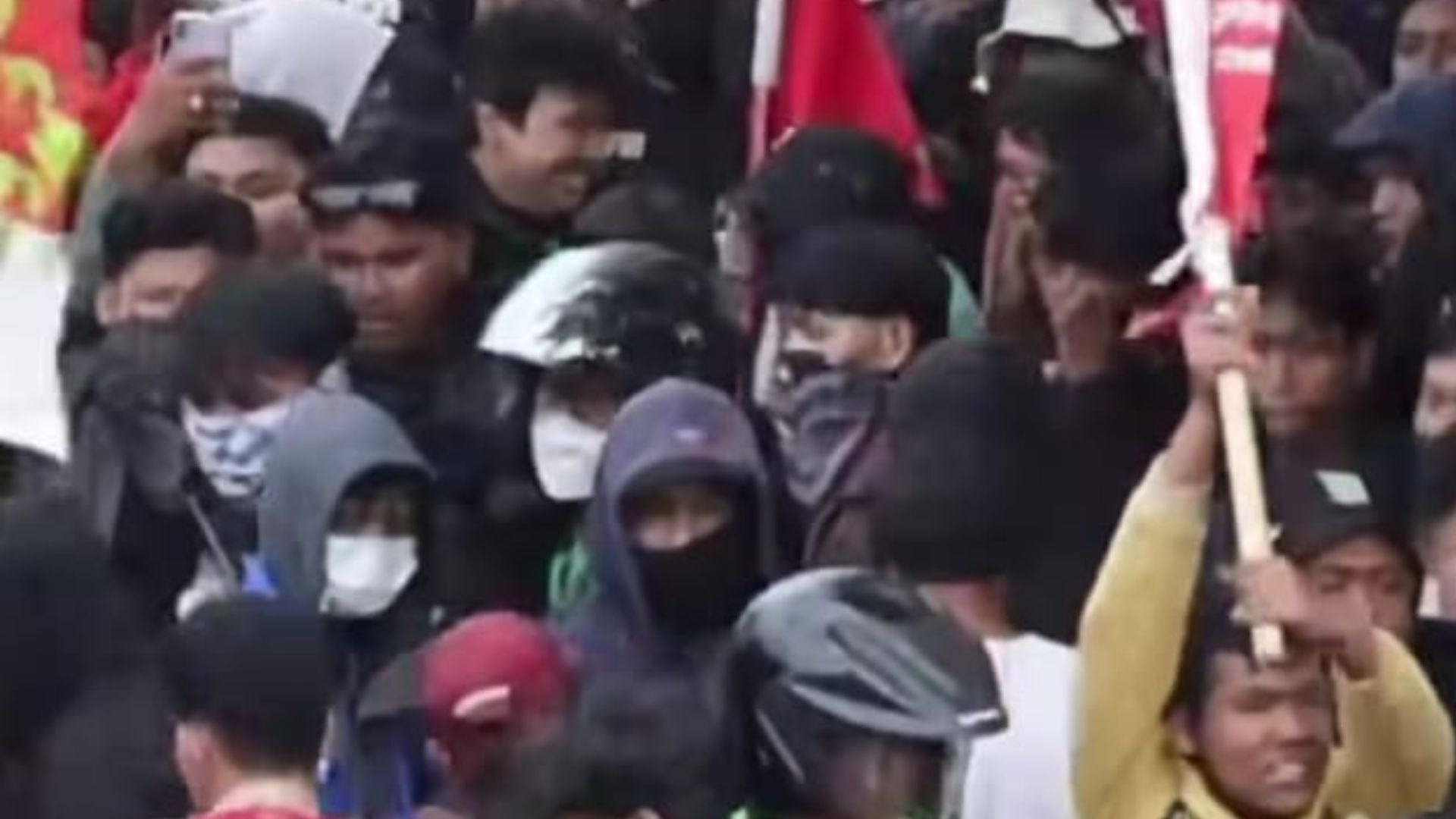Demonstrasi di Depan Mapolres Karawang Berujung Ketegangan