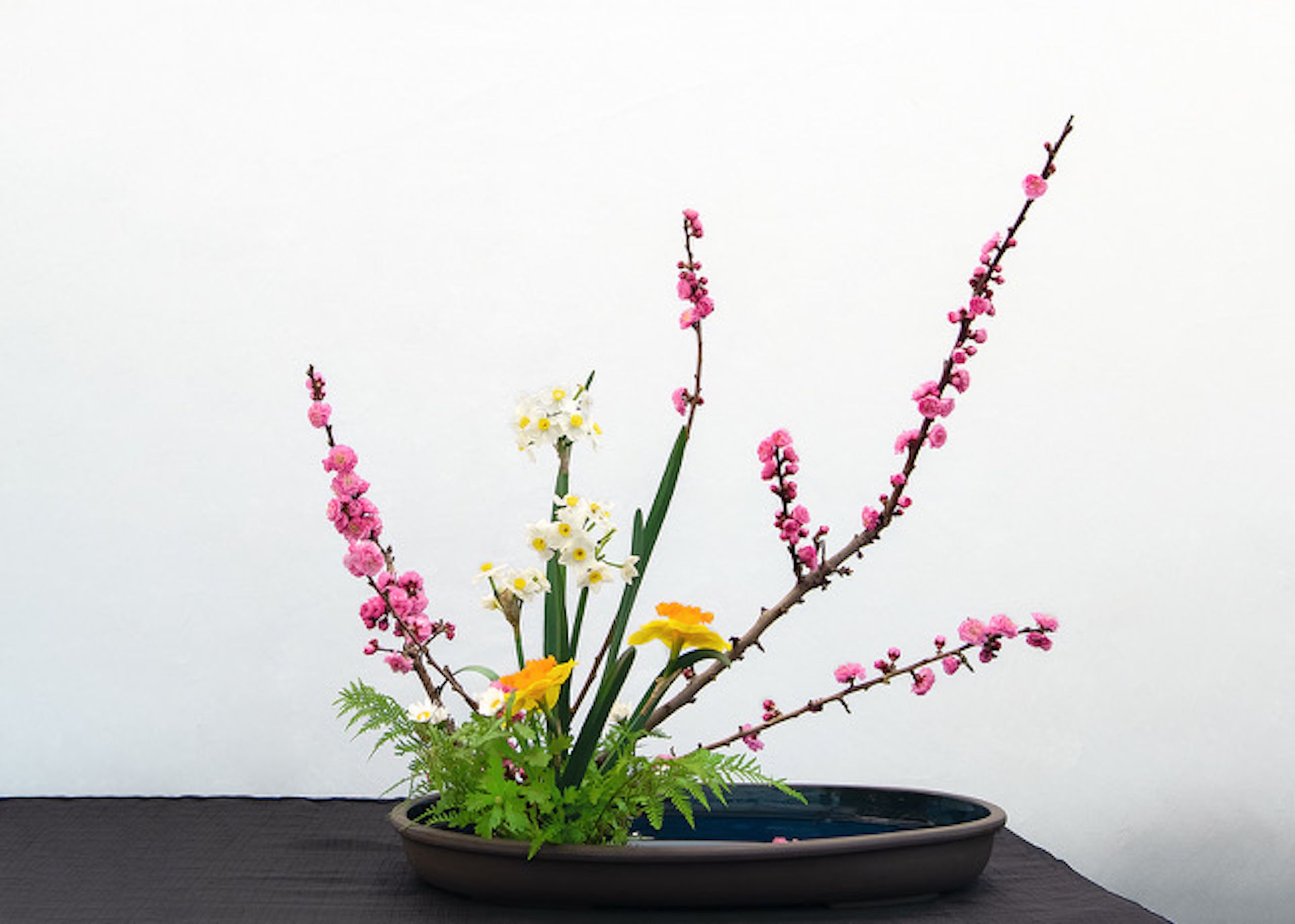 Ikebana: Seni Merangkai Bunga Sebagai Refleksi Keseimbangan dalam Budaya Jepang.