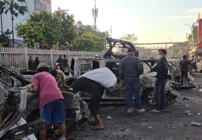 Dihujani Seratusan Molotov saat Ricuh Semalam, 7 Mobil Terbakar di Polres Jaktim
