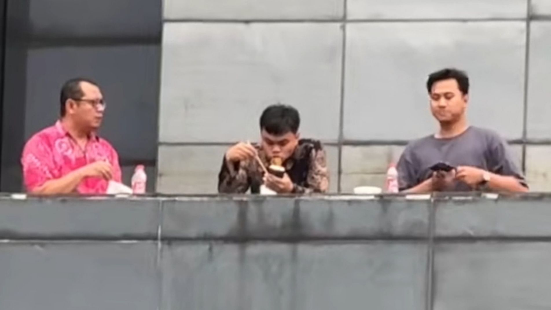 Bikin Emosi Pendemo, Tiga Orang ini Santai Makan Mie di Atas Gedung Kepolisian