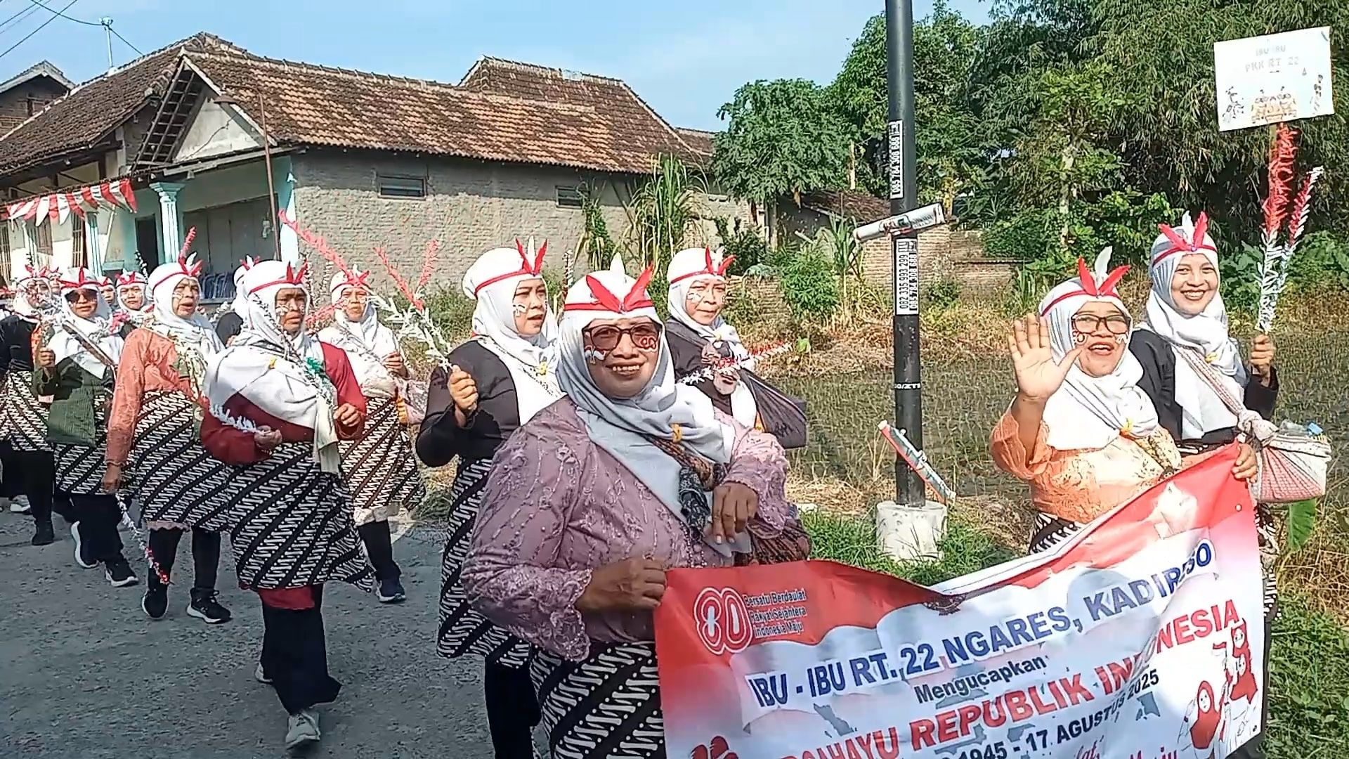 Penutup Agustusan Ratusan Warga Dukuh Ngares Boyolali Karnaval Bawa Gunungan Makanan