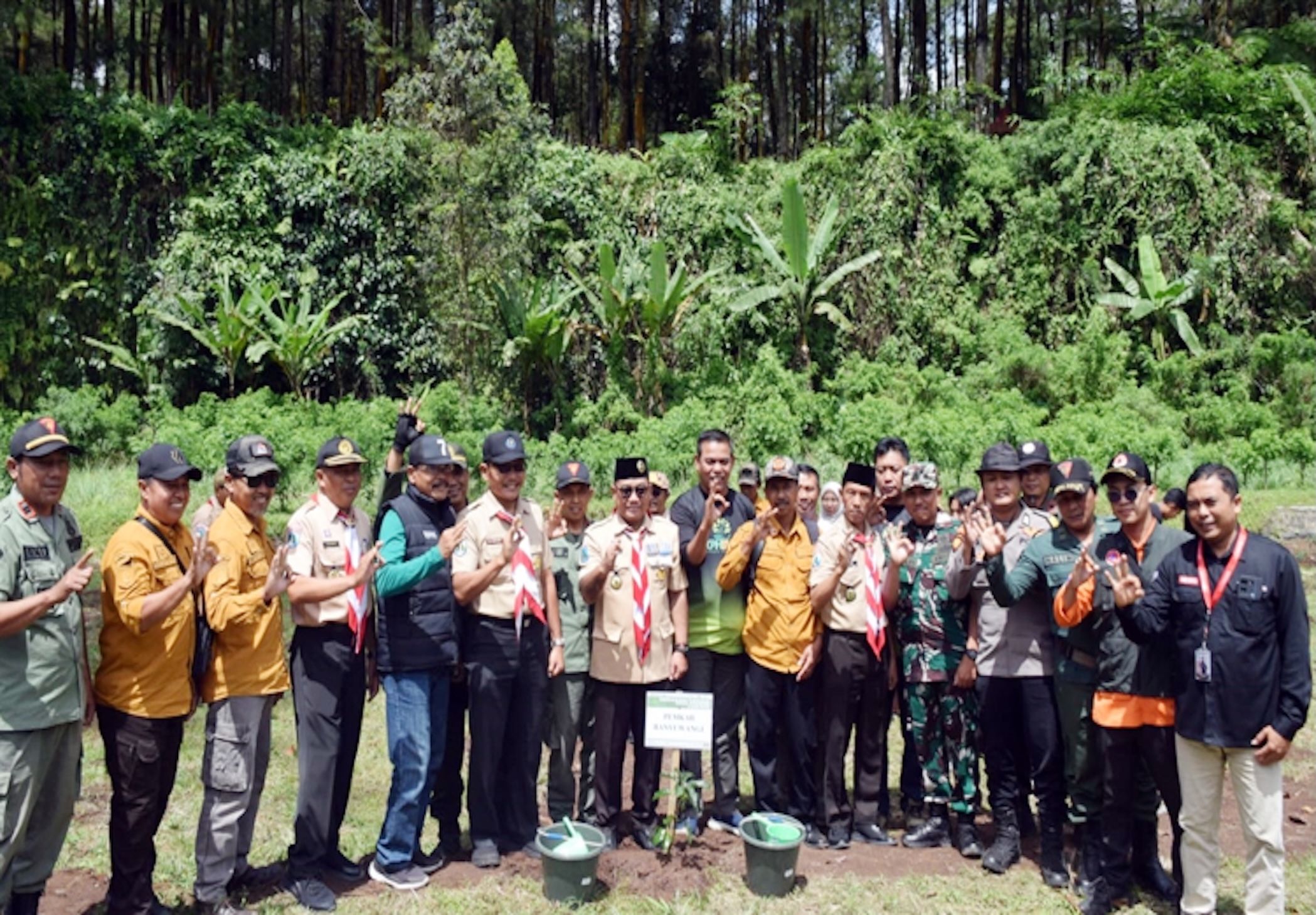 Semarak HUT RI dan Hari Pramuka, Banyuwangi Tanam 1000 Pohon di Sungai Badeng