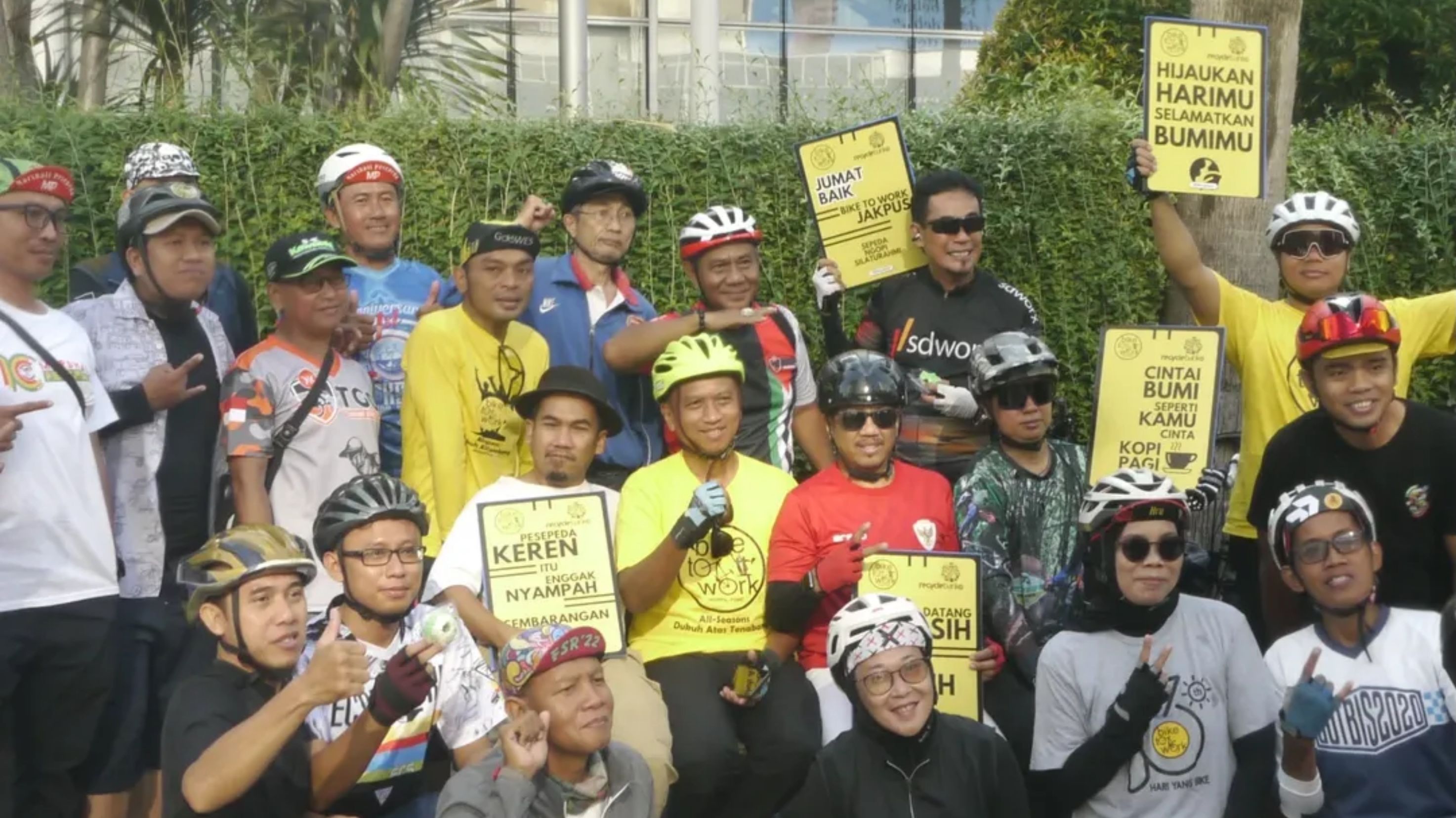 Koalisi Pejalan Kaki dan Pesepeda Bersih-Bersih Sudirman-Thamrin Usai Demo, Tutup Coretan Vandalisme