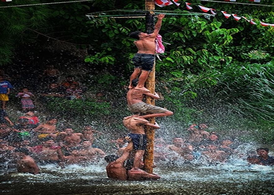Tradisi Unik 17 Agustus di Medan: Warga Kampung Aur Nyebur Massal ke Sungai