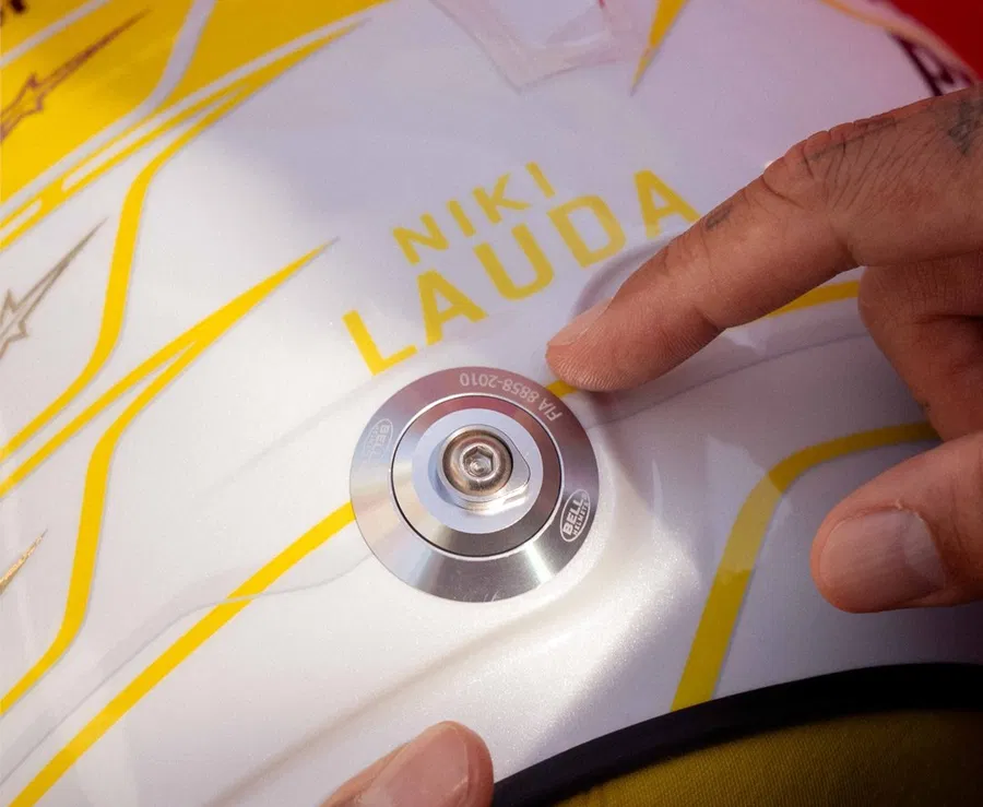 Debut Emosional di Monza Bersama Kuda Jingkrak, Lewis Hamilton Kenakan Helm Spesial Buat Legenda F1!
