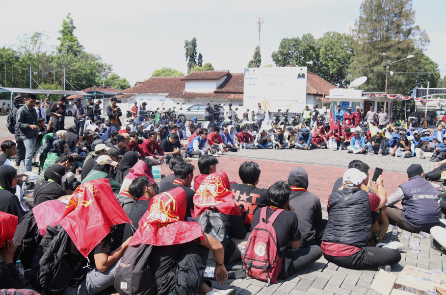 Bupati Garut dan Forkopimda Terima Aspirasi Aliansi Mahasiswa dan Masyarakat Garut