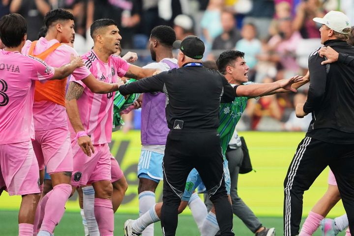 MLS Hukum Luis Suarez Dilarang Bermain Tiga Pertandingan Setelah Ludahi Staf Pelatih Seattle Sounders