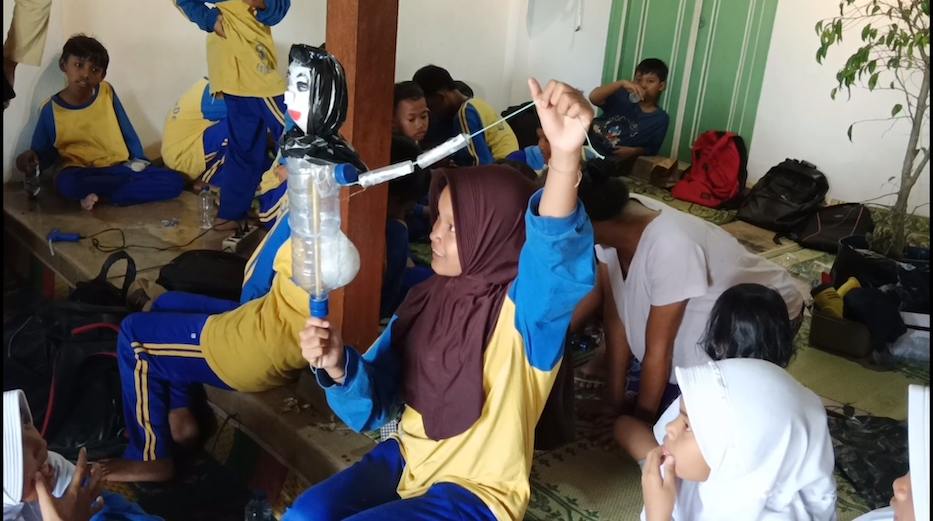 Ketika Anak Main Gadget Berhenti Sebentar Beralih Membuat Wayang Botol