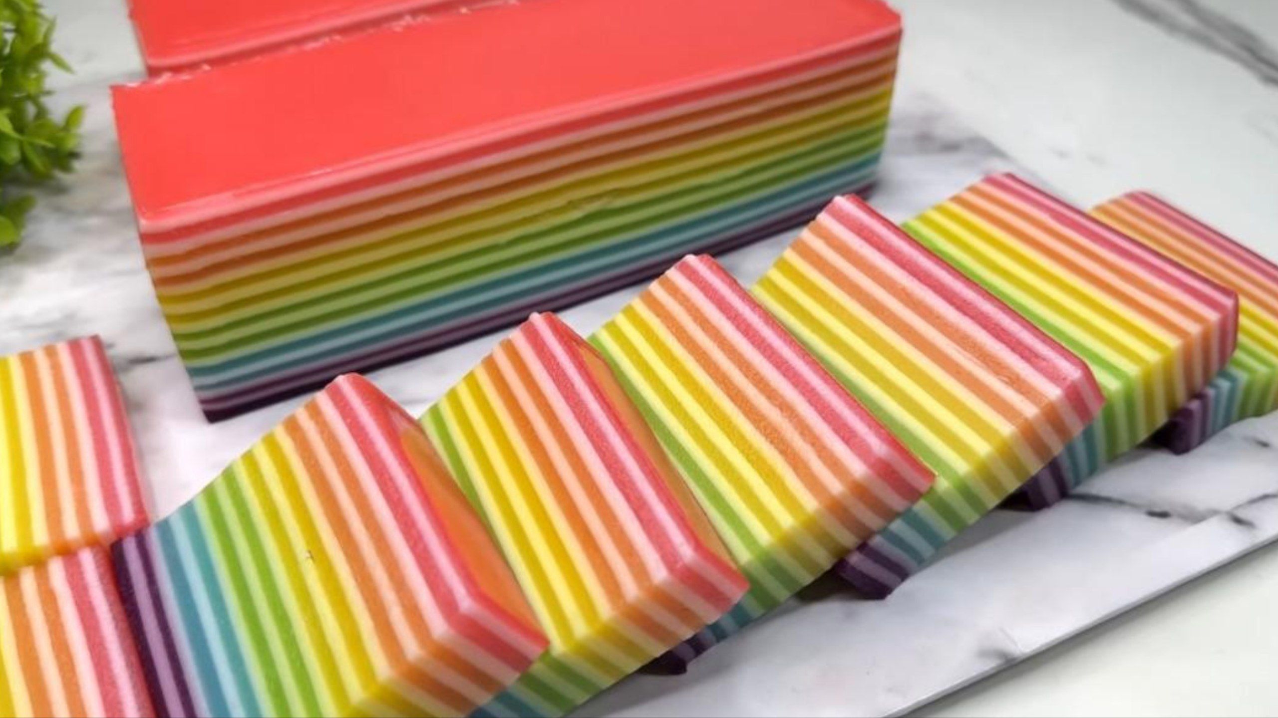17 Ide Nama Usaha Kue Lapis Pelangi yang Unik, Manis, dan Mudah Diingat