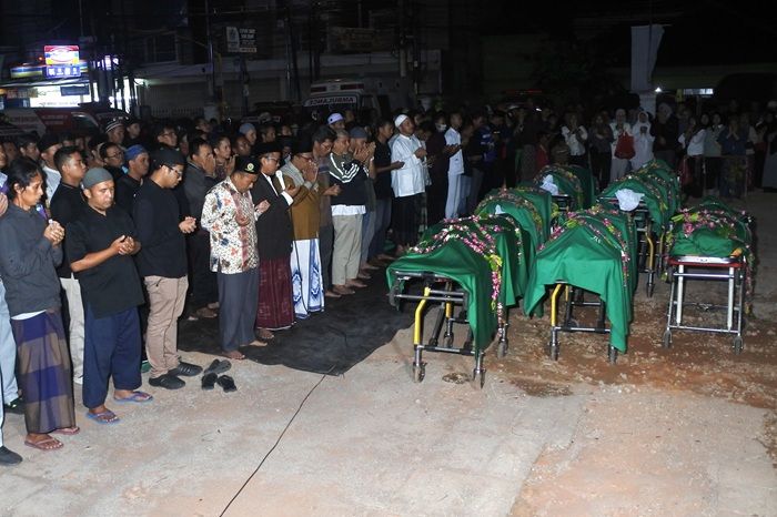 8 Jenazah Korban Kecelakaan di Probolinggo Dimakamkan Semalam