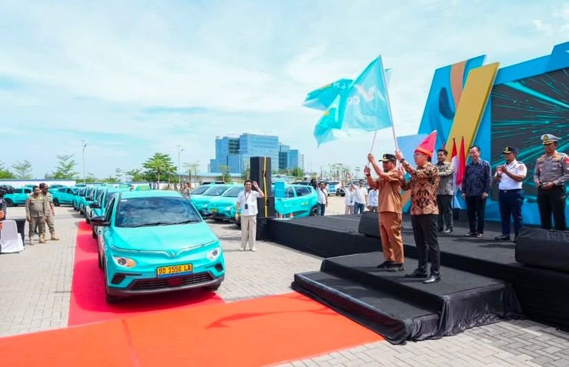 Dukung Inovasi Hijau, Makassar Resmi Operasikan Taksi Listrik Vietnam Green SM