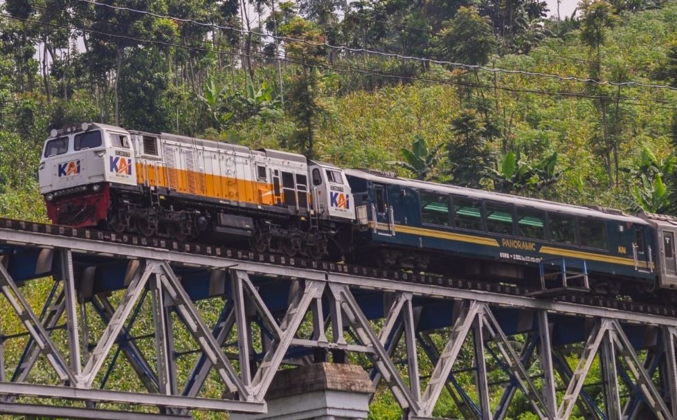 Menikmati Eksotisme Jalur Selatan Jawa dari Balik Jendela Kereta Panoramic KAI