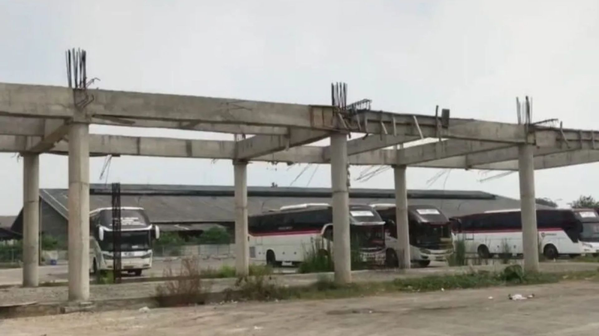 Proyek Terminal Kalijaya Mangkrak, Warga dan Penumpang Keluhkan Kondisi Tak Terurus