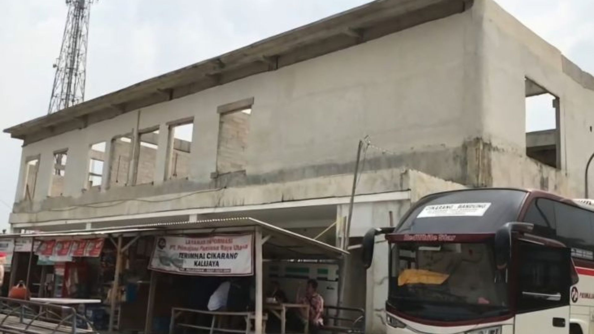 Proyek Terminal Kalijaya Mangkrak, Warga dan Penumpang Keluhkan Kondisi Tak Terurus