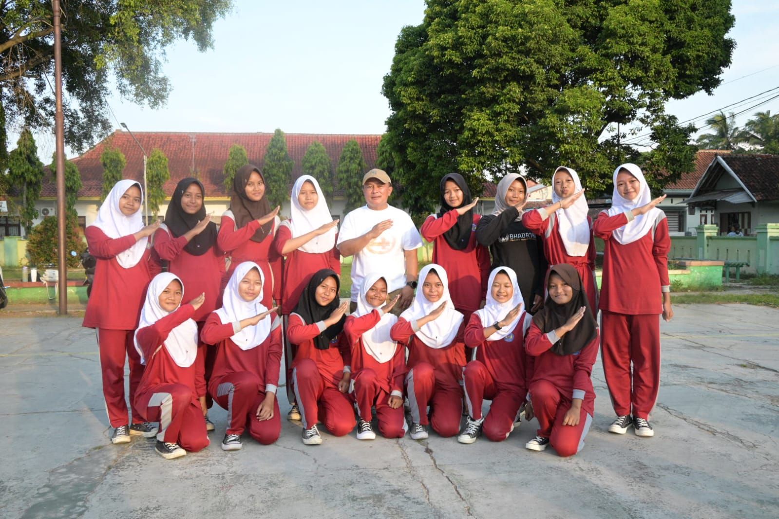 Bupati Kuningan Tinjau Latihan Paskibra SMPN 1 Lebakwangi, Angkat Tema Stop Bully