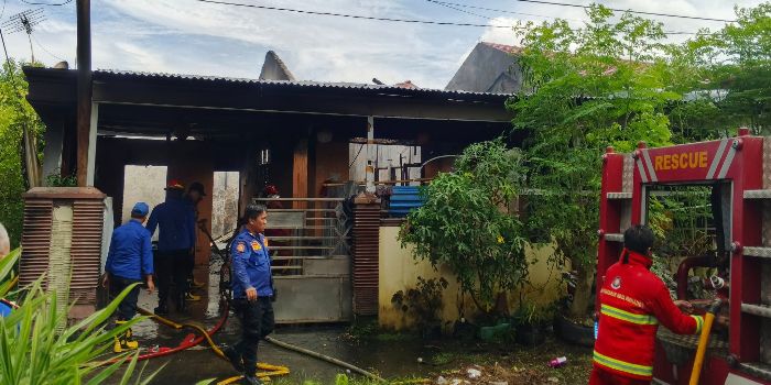 Lupa matikan kompor, rumah terbakar di Perum Indah Permai Malalayang