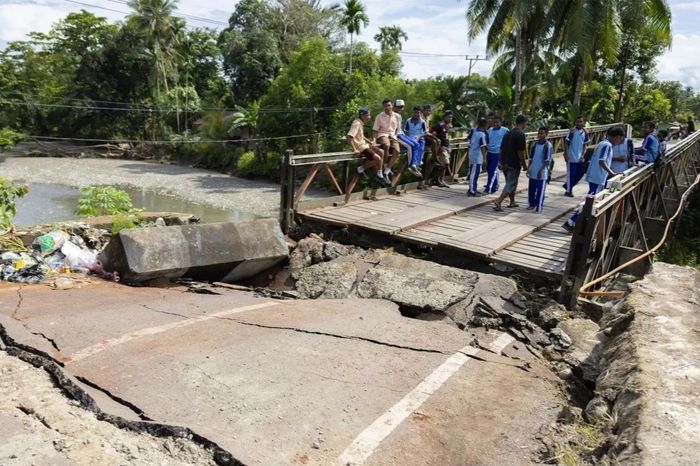 Gempa Magnitudo 6,6 di Nabire Sebabkan Jembatan Siriwini Ambles, Jaringan Komunikasi Terputus