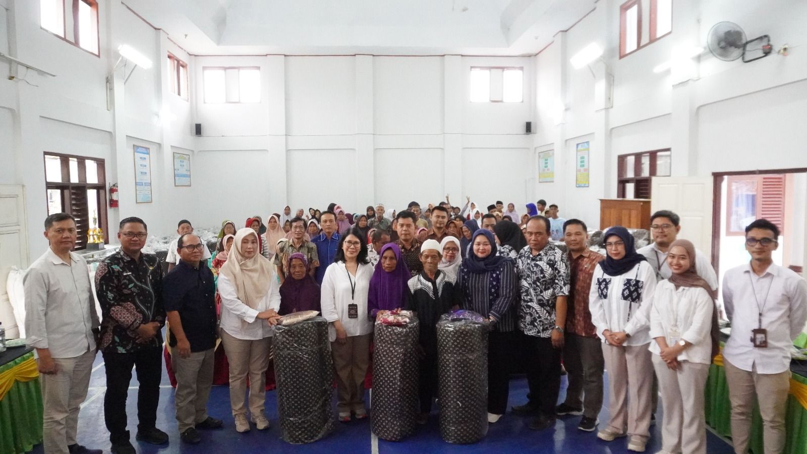 Kehangatan Gotong Royong: Bantuan Sosial Disalurkan untuk Warga Desa Cimahi