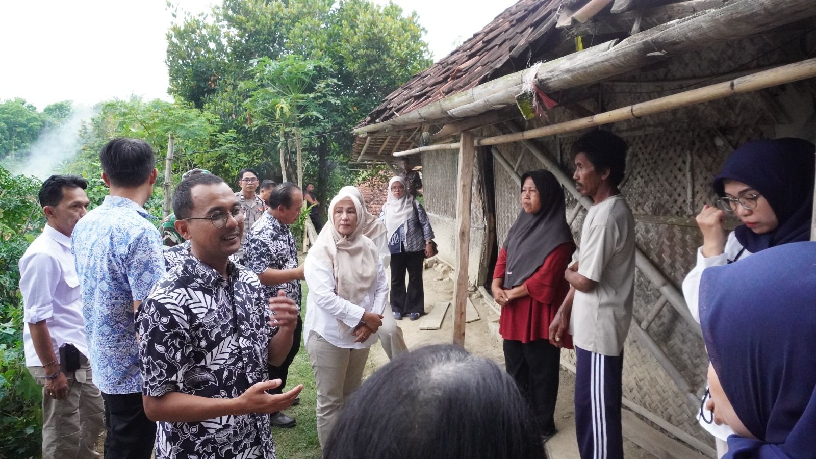 Kehangatan Gotong Royong: Bantuan Sosial Disalurkan untuk Warga Desa Cimahi