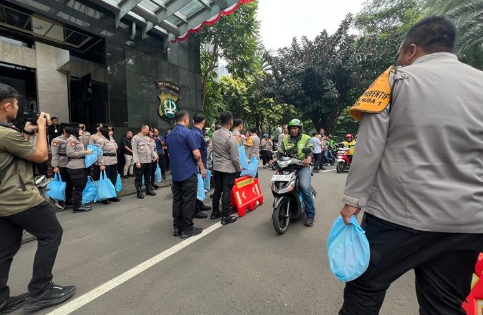 Ojol Geruduk Kantor Kapolda Metro Jaya Siang Tadi, Rupanya untuk Jemput Bansos