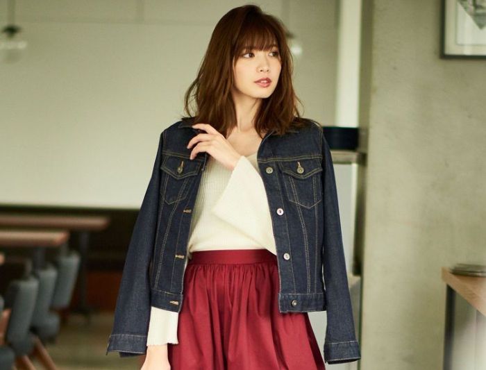 5 Cara Mix & Match Jaket Denim yang Bikin Penampilan Cewek Makin Kece!