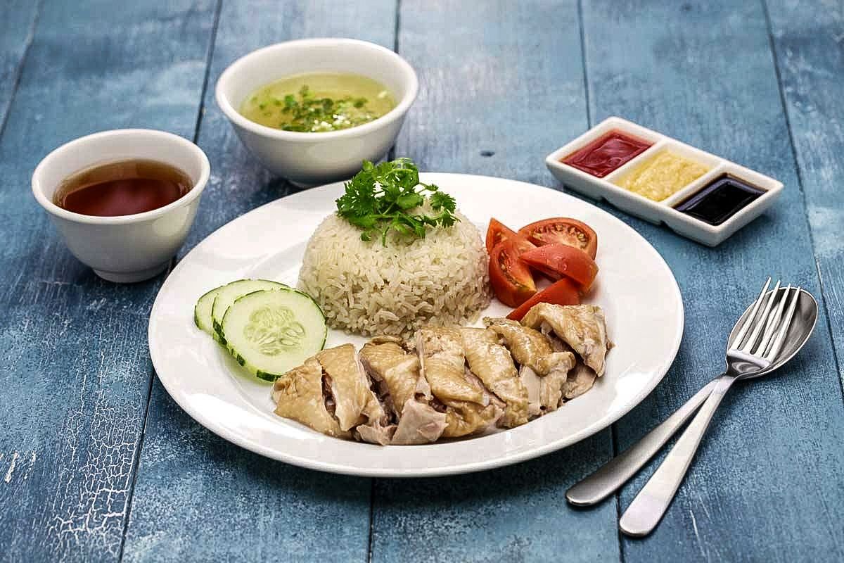 Jangan Ngaku Jago Masak Kalau Belum Coba Resep Nasi Ayam Hainan Tanpa Rice Cooker Ini