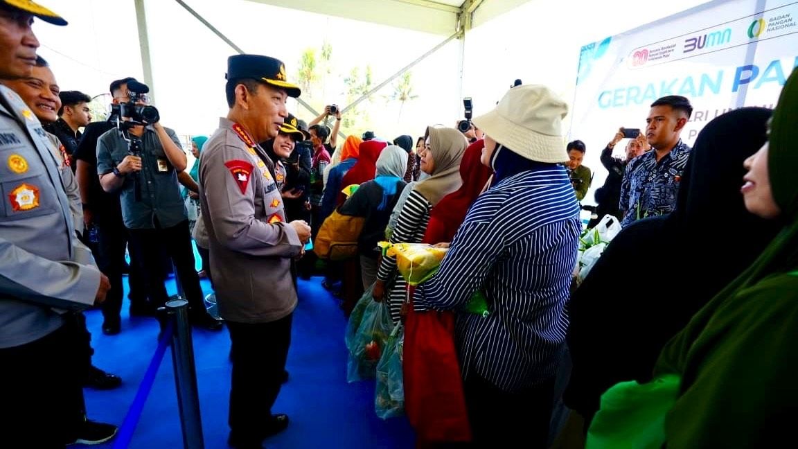 Kapolri Bagikan Bansos dan Tinjau Gerakan Pangan Murah di Semarang