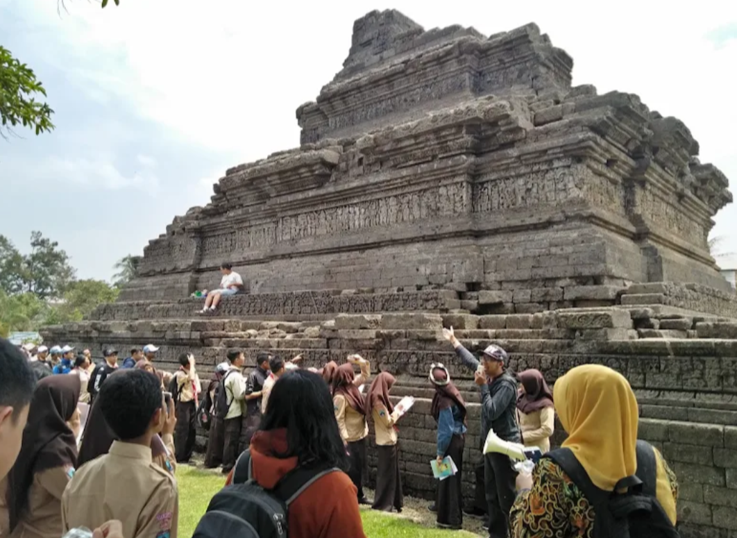Candi Jago Tetap Ramai Meski Sedang Dipugar