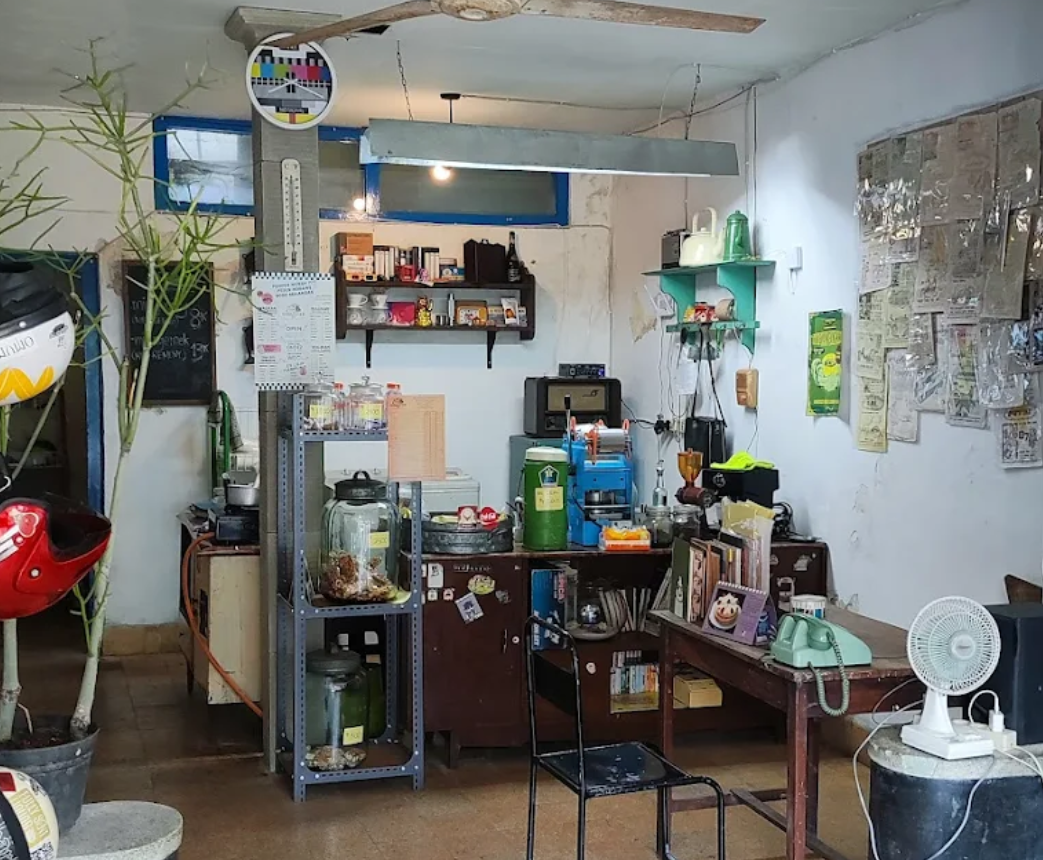 Kedai Kopi Sebastien di Kayutangan: Sentuhan Jadul dan Bahasa Walikan yang Unik