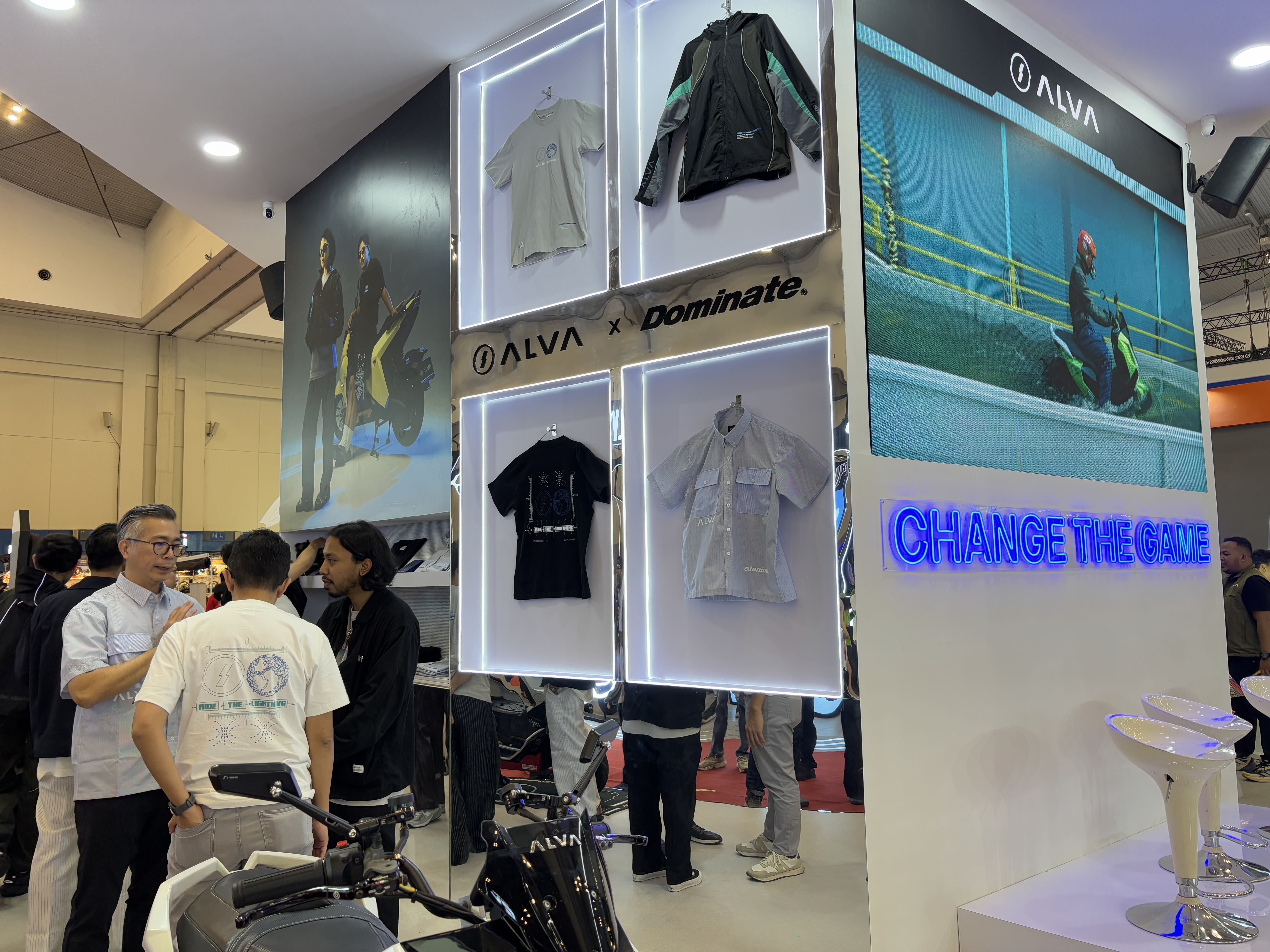 Surprise! ALVA x Dominate di IMOS 2025 Curi Perhatian, Ketika Motor Listrik Jadi Fashion Statement