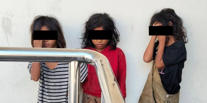 Viral! Tertidur Pulas di Emperan, 3 Anak Gadis di Wonasa Diduga Diterlantarkan Orang Tua