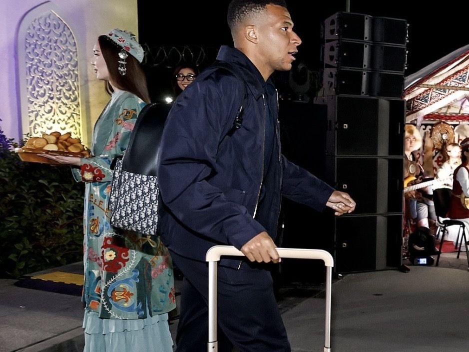 Respect! Inilah Momen Mbappe Balas Salam Fans dengan ‘Waalaikumsalam’