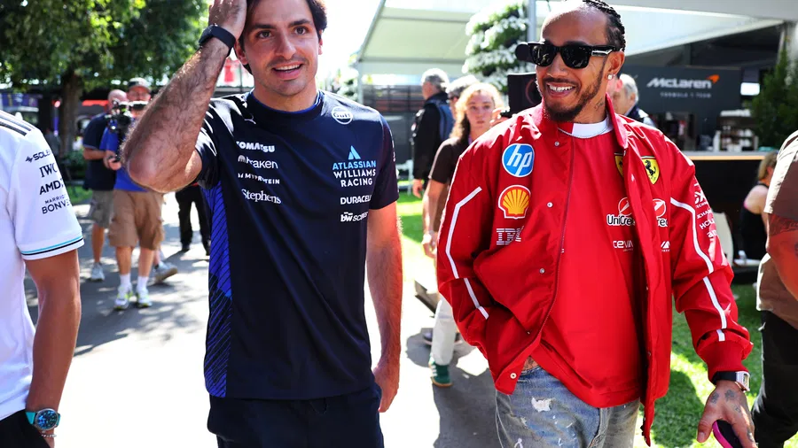 Dulu Ngefans Berat, Kini Carlos Sainz Jr. Anggap Lewis Hamilton Cuma Rival: Ferrari Nyesel Nggak, Nih?
