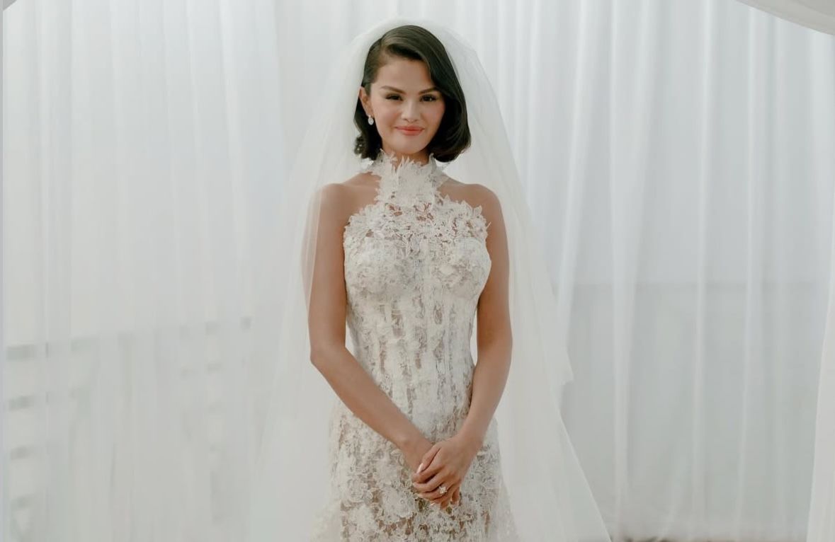 Detail Gaun Putih Panjang Pernikahan Selena Gomez, Bikin Pangling!