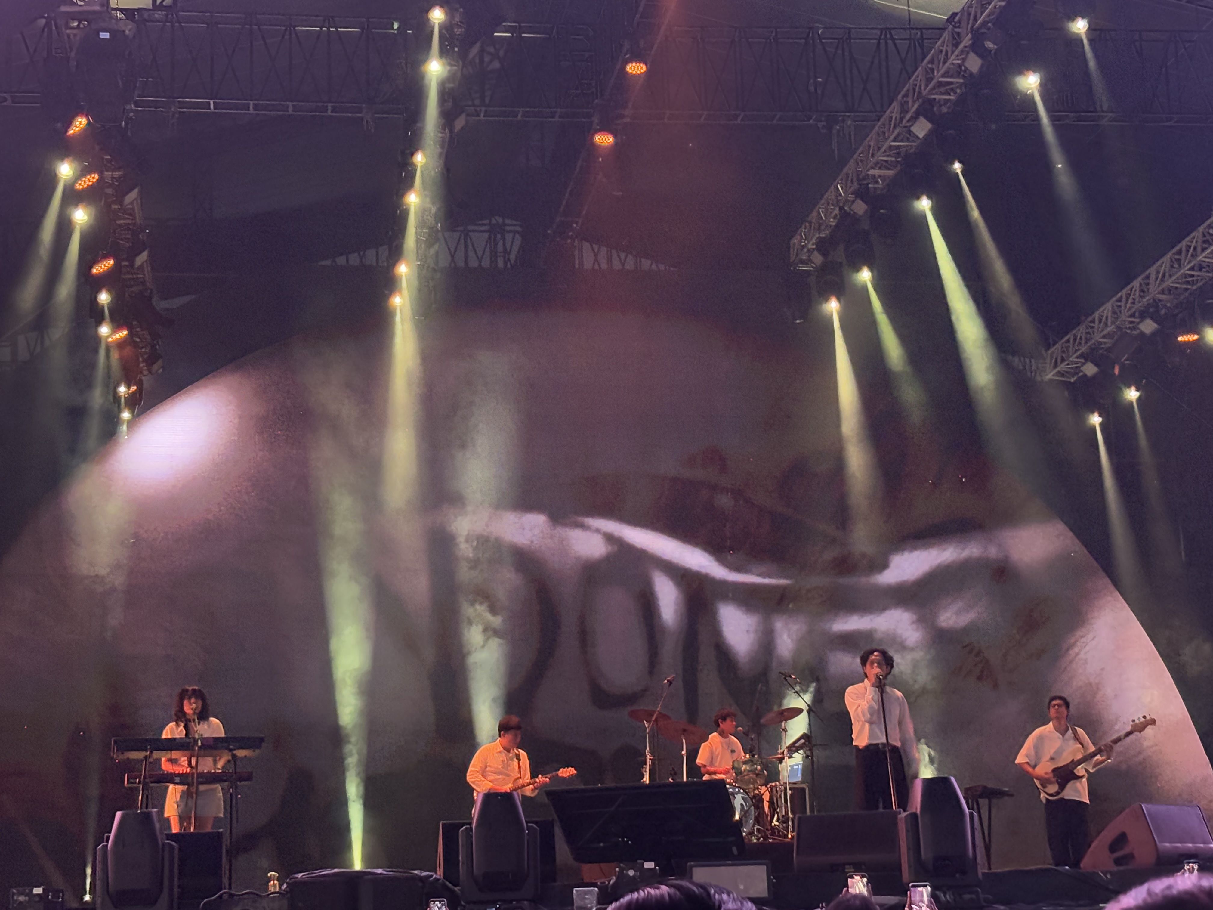 Hindia Soroti Kritik Sosial Lewat Lagu dan Visualnya yang Kuat di Synchronize Fest 2025