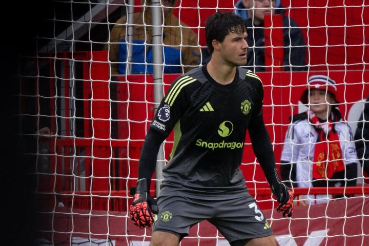 Bukan Hanya Trio Penyerang! Kiper Muda Ini Dinobatkan sebagai Pembelian Terpenting MU Musim Ini