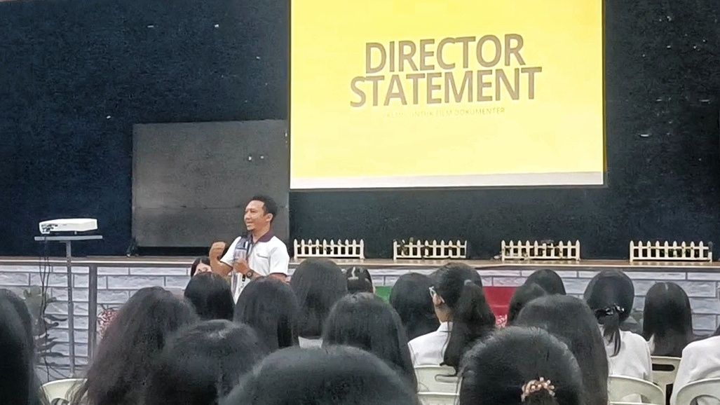 Dosen Digital Communication BINUS Malang Berbagi Ilmu Produksi Film dan E-Magazine di SMAK St. Maria