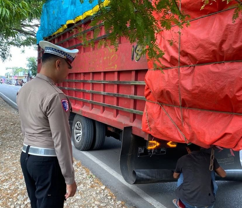 Langgar Standar Keselamatan, Satlantas Bone Ingatkan Sopir Truk Soal Karpet Lumpur Menjuntai
