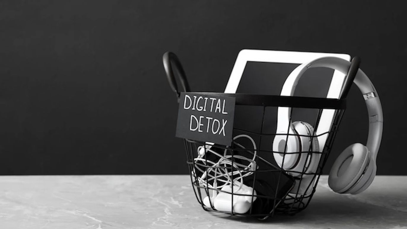 Detoks Digital Sehari : Cara Sederhana Mengembalikan Tenaga dan Kedamaian Batin