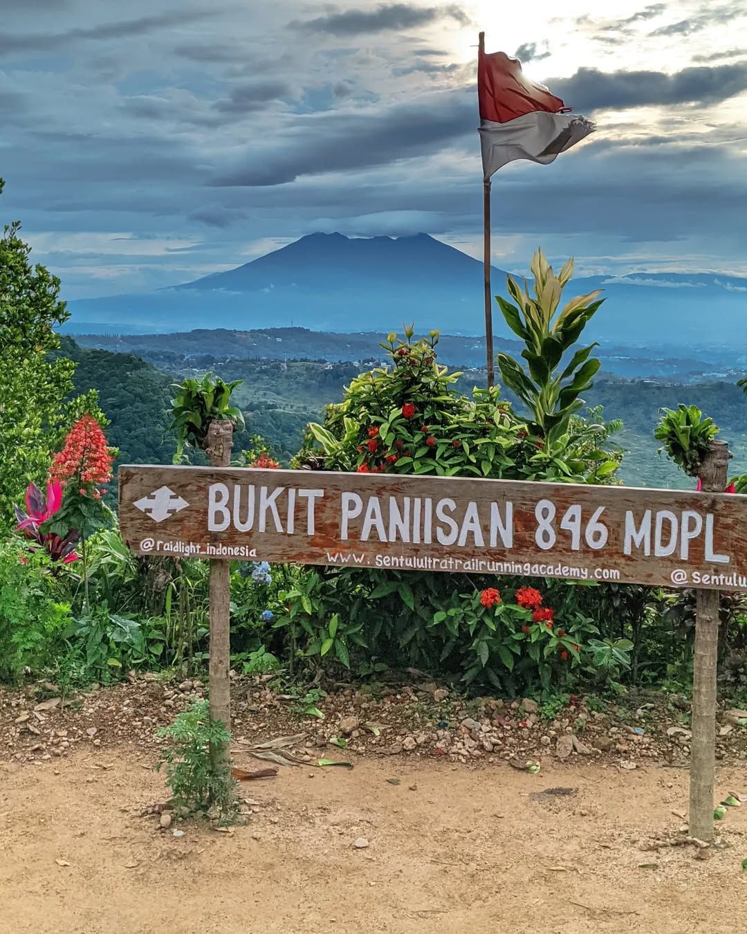 5 Rekomendasi Tempat Trekking yang Lagi Hits di Bogor: Dari Bukit Paniisan hingga Kawah Ratu