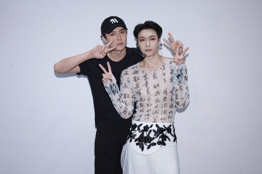 Lay Zhang Bikin Heboh, Panggung Konsernya Bisa ‘Digulung’ Seperti Lukisan Kuno Tiongkok!